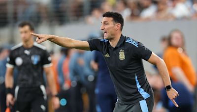 Scaloni, sancionado con un partido por salir tarde al campo