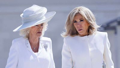 Ce geste amical de Brigitte Macron repoussé par la reine Camilla qui n'est pas passé inaperçu lors des commémorations du Débarquement