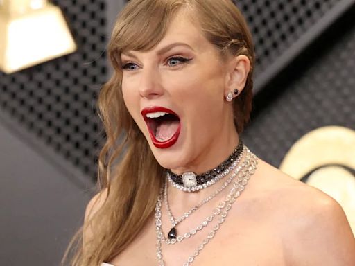 Taylor Swift reutilizó un collar y desató teorías entre los fans