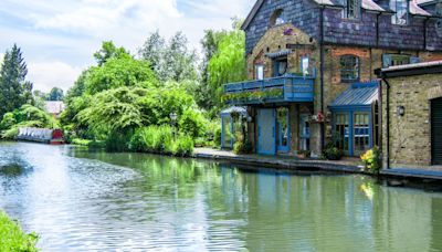 Pretty market town has England’s ‘oldest castle’ vintage cinema & riverside pubs