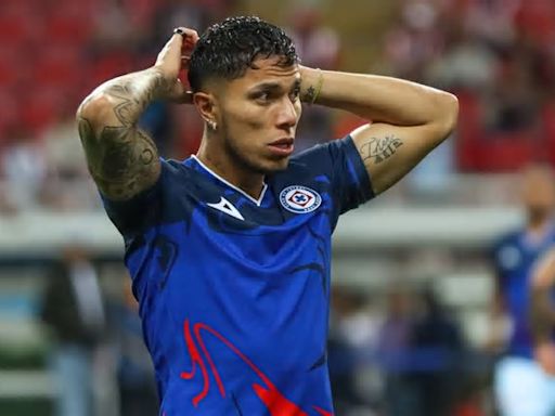 Carlos Salcedo volvió a mostrar un bajo nivel en Cruz Azul y la afición lo reventó