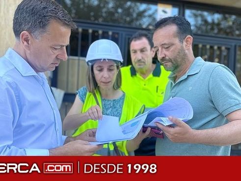 Manuel Serrano visita el inicio de las obras de remodelación de la calle Doctor García Reyes, donde se están acometiendo mejoras en la red de saneamiento y abastecimiento