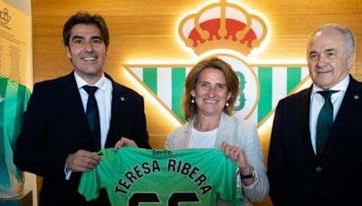 La ministra apoya la campaña por la sostenibilidad del Real Betis