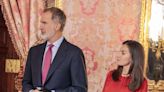 El 'déjà vu' de la reina Letizia con un vibrante top de color rojo y su falda floral con anécdota