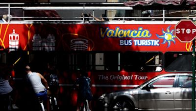 Buses turísticos sin aire acondicionado y con 40 grados de calor