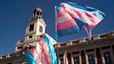 El Tribunal Constitucional admite a trámite el recurso del Defensor del Pueblo contra la Ley Trans de Ayuso en Madrid