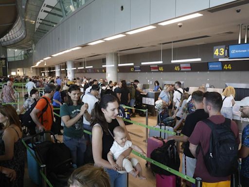 Retrasos en el aeropuerto: 'Si perdemos el vuelo de enlace a Beirut nos tendrían que indemnizar'