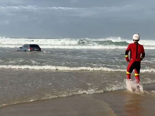 Un coche queda encallado en una playa de Oyambre y encuentran a los ocupantes en un chiringuito