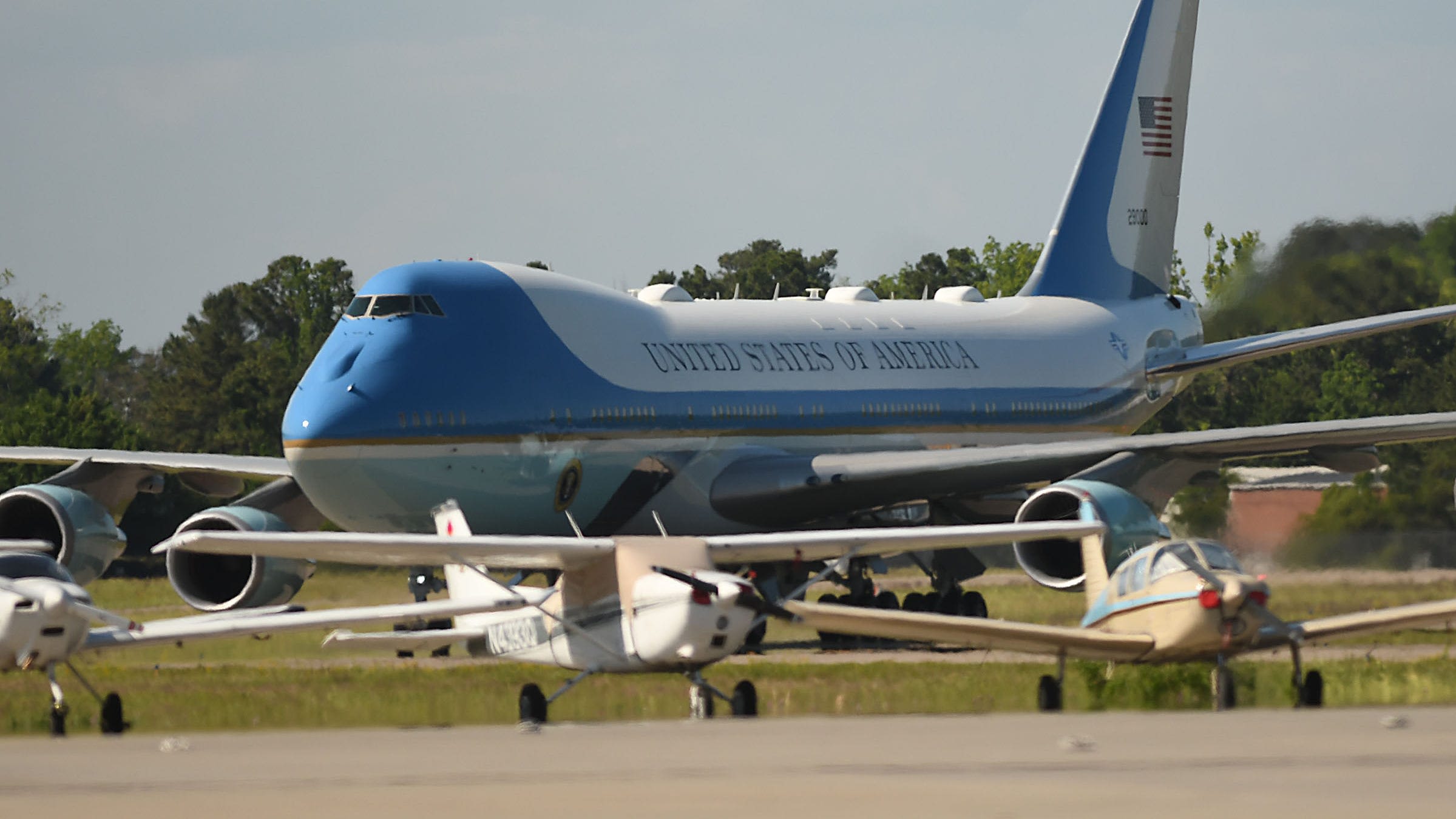Air Force One arrives in Wilmington