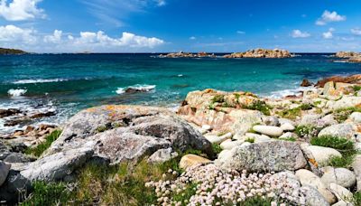 El pueblo gallego con una playa urbana que desciende de los vikingos