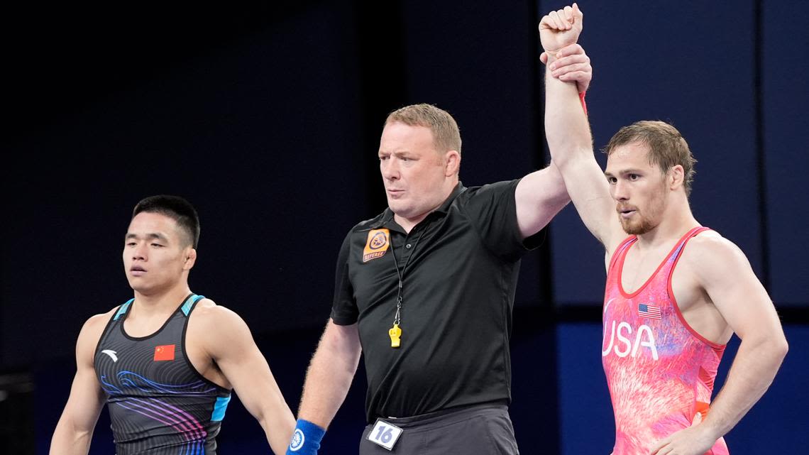 Hawkeye Spencer Lee qualifies for men's freestyle 57kg semifinals