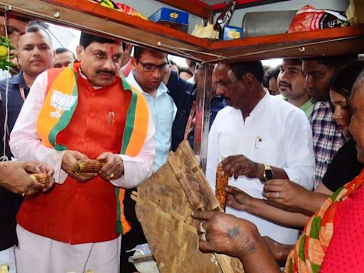 Indore: CM Mohan Yadav Enjoys Corn On Roadside Amid Rains