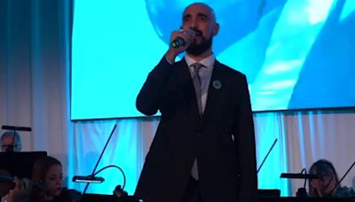 Abel Pintos brilló cantando el Himno Nacional en el Día de la Patria en la gala “Argentina, elijo creer”