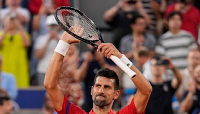 Pese a molestia en rodilla, Djokovic vence a Tsitsipas en los Juegos Olímpicos