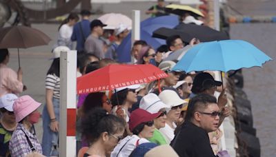 高雄天氣晴朗 大港橋現人潮（2） (圖)