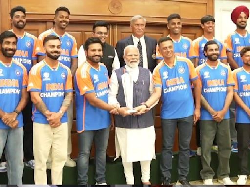 Team India Meets PM Modi: Prime Minister Didn't Lift The Cup; Instead Holds Hands Of Rohit Sharma, Rahul Dravid