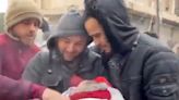 Terremoto en Turquía y Siria: el dramático momento en que un padre encuentra a su bebé muerto