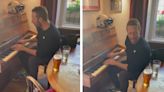 El impensado motivo por el que Chris Martin tocó una canción de Coldplay en el piano de un bar