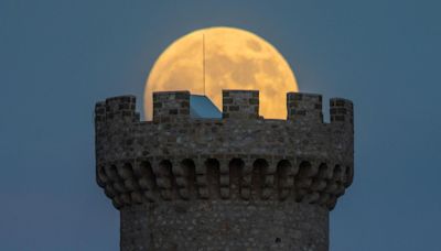 Exactly When To See The Full ‘Strawberry Solstice Moon’ Rise This Weekend