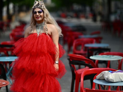 La 'drag queen' Miss Martini quiere "llevar alegría" al relevo de la llama