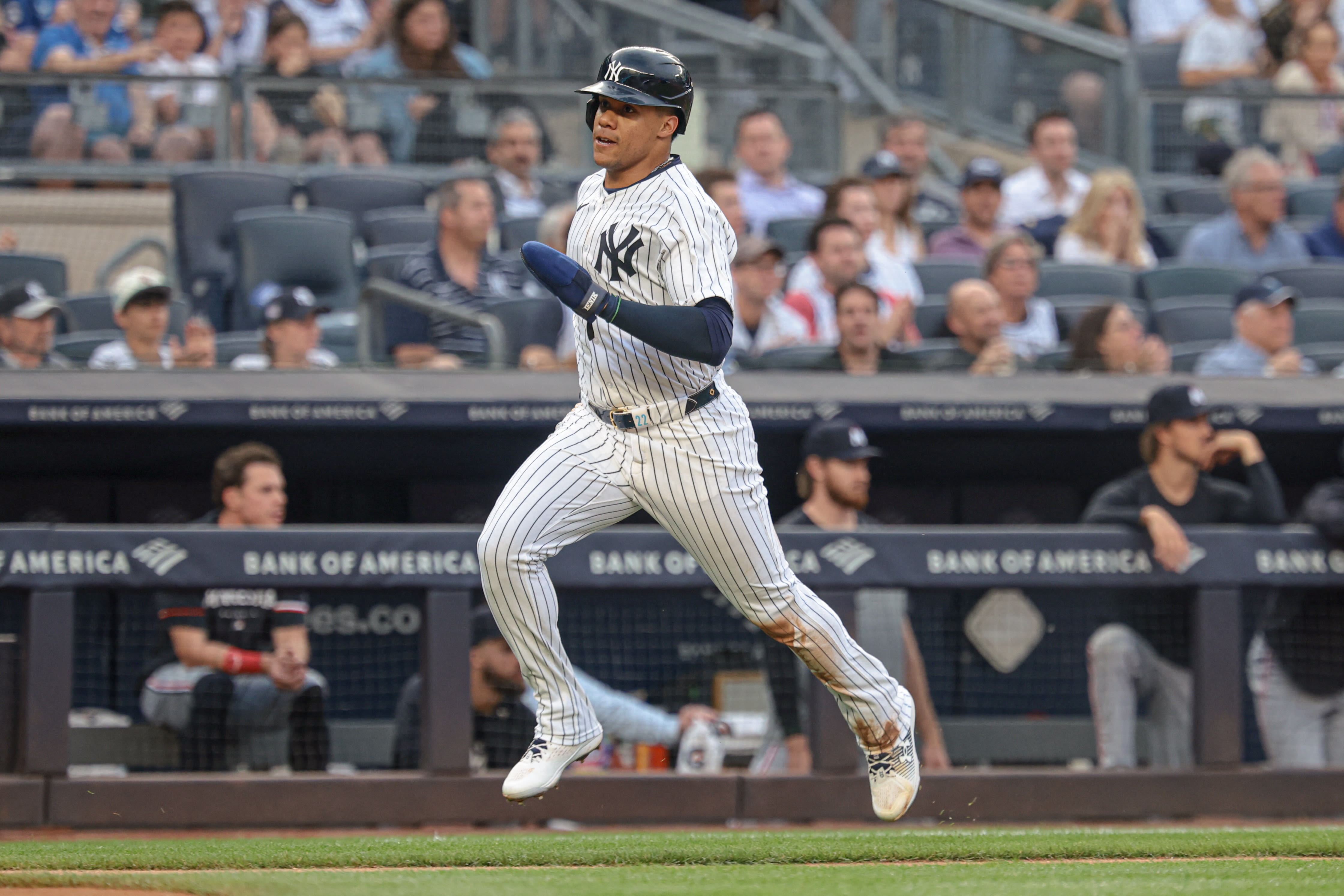 Yankees star Juan Soto leaves win vs. Twins early with forearm discomfort after rain delay