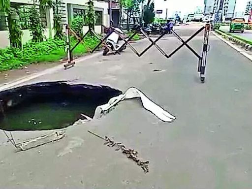 Damaged Drainage Line Causes Cave-in On City Road | Vadodara News - Times of India
