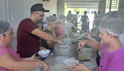 Voluntários abrem cozinhas, abrigam famílias e atuam em 'operação de guerra' no RS