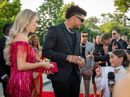 Chiefs’ Andy Reid, Patrick Mahomes gifted friendship bracelets on red carpet