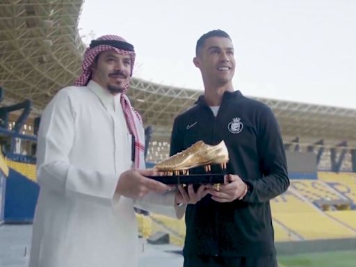 Cristiano Ronaldo recibe el premio al máximo goleador de la Liga Saudí