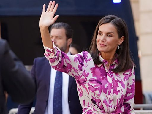 La Reina Letizia y su look de 2.000 euros de Carolina Herrera en Barcelona - ELMUNDOTV