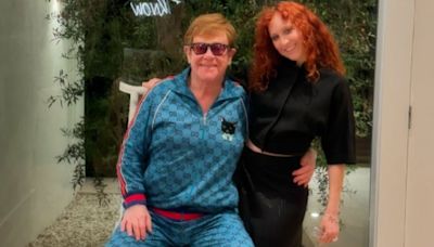 Elton John posta foto com Chappell Roan: “Eu amo ela”