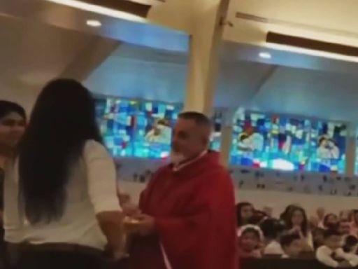 Un sacerdote muerde a una mujer tras negarse a darle la comunión en una iglesia de Saint Cloud