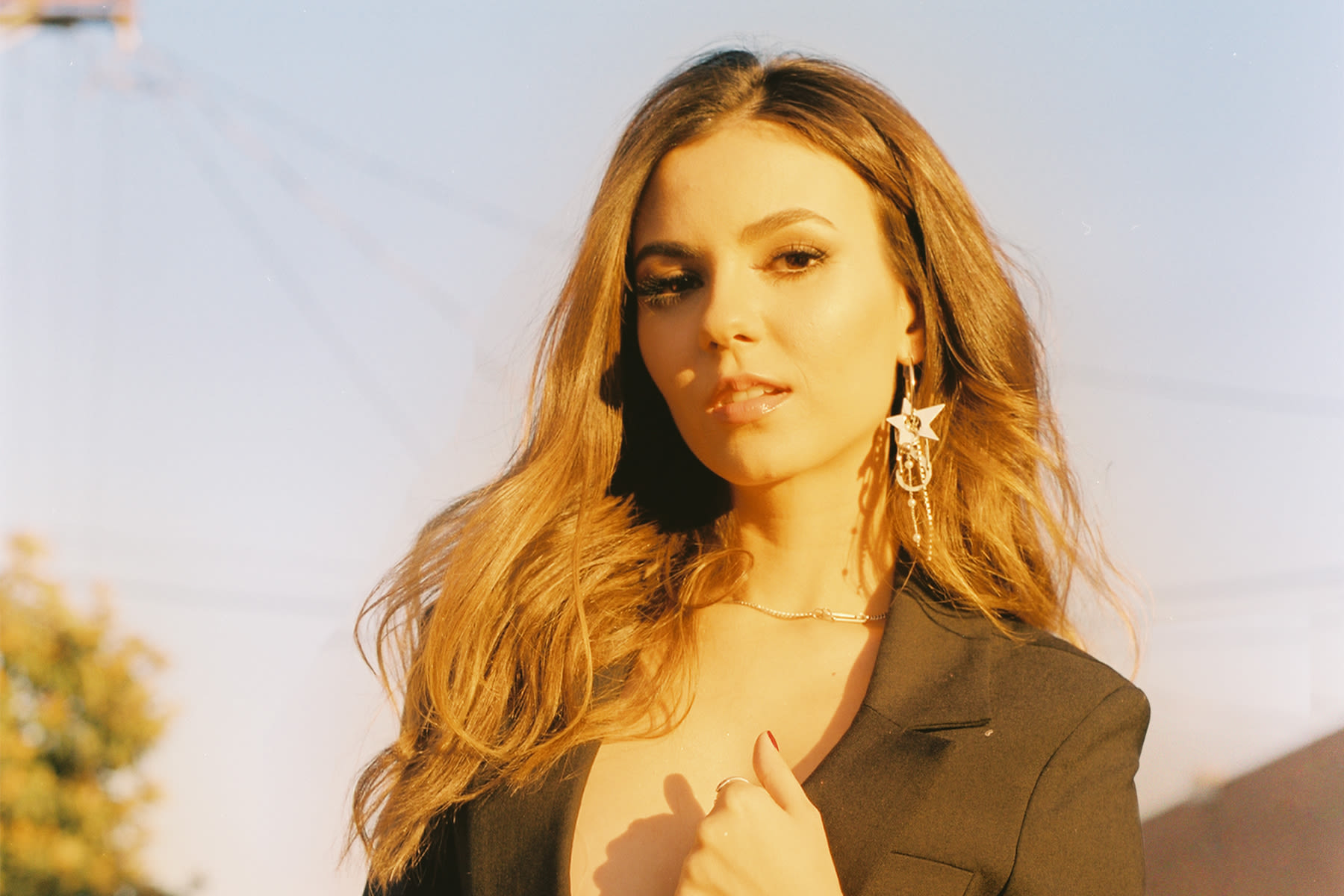 Victoria Justice Is ‘Down’ for a ‘Hot Summer Fling’ on Sexy New Single