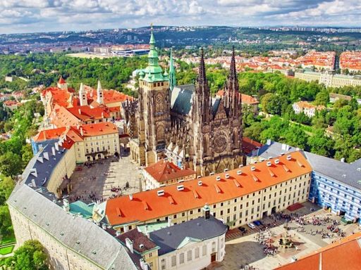 El impresionante castillo de Praga: el complejo más grande del mundo que alberga iglesias, jardines y palacios