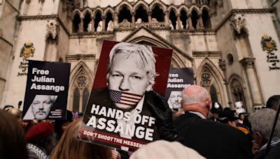 Biden pensa di lasciar cadere le accuse contro Assange, la moglie del fondatore di Wikileaks esulta