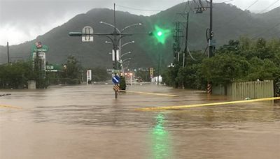 新北金山萬里等多區淹水 泥水灌民宅、三芝青山路基坍塌