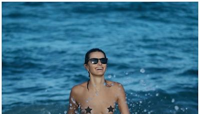 Isabeli Fontana posa de topless em praia de Miami e arranca elogio dos fãs
