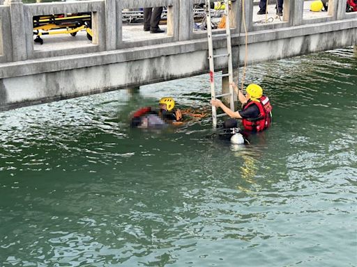 才剛喪偶六旬男獨自遊澄清湖 疑自拍失足墜湖經數小時搶救仍不幸溺斃