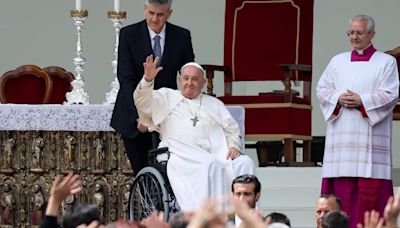 El papa Francisco presidió una multitudinaria misa en Venecia, en su primer viaje en meses