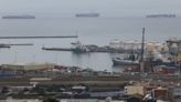 Barcos desviados por la crisis del mar Rojo se enfrentan a puertos africanos desbordados