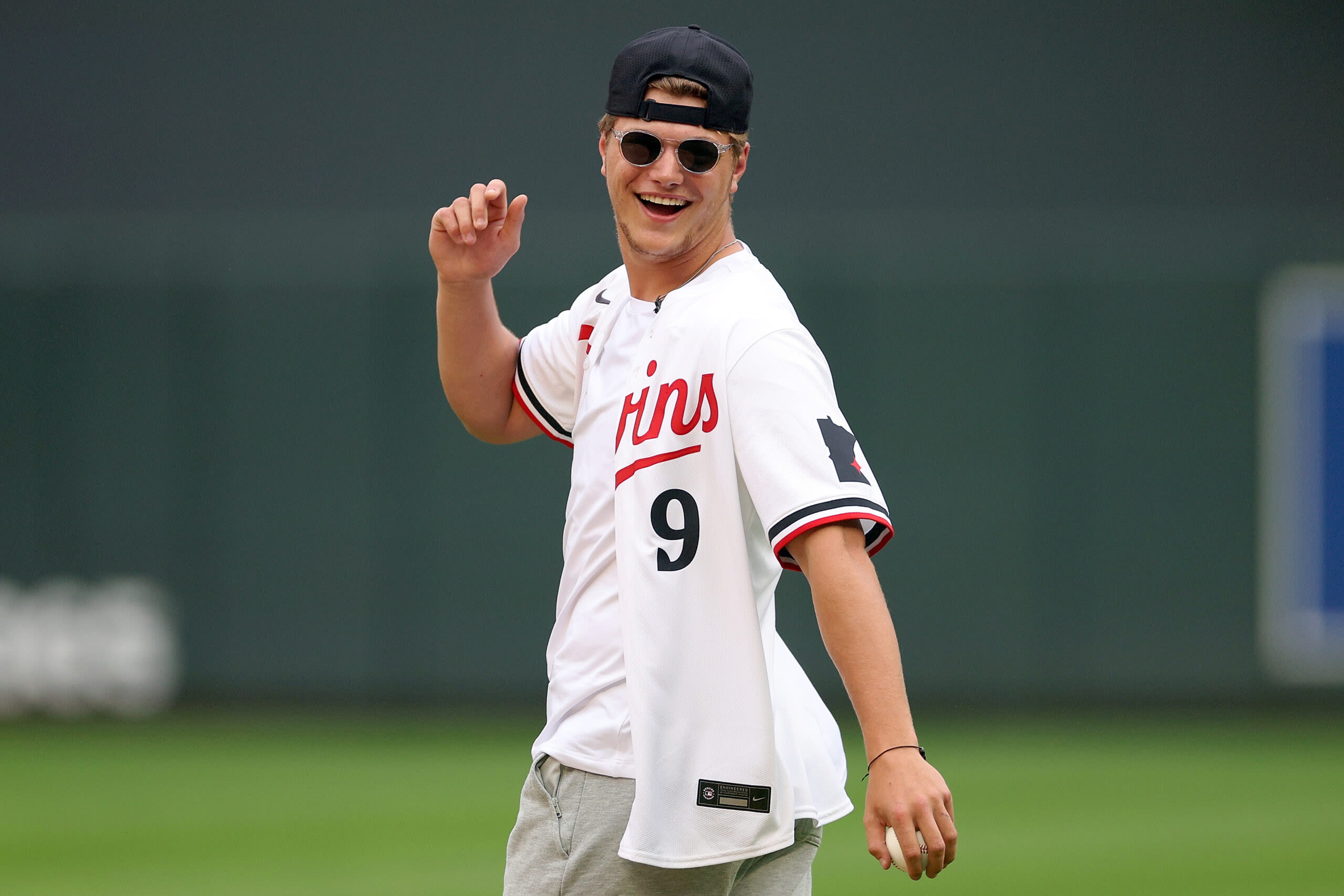 Vikings rookie quarterback J.J. McCarthy throws a dud first pitch at Twins game