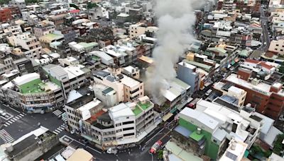 苗栗通霄民宅火警 濃煙竄天空拍畫面曝