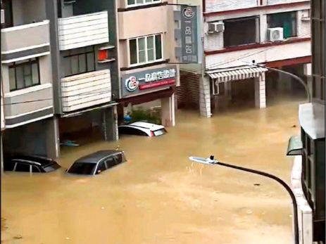 南投暴雨釀天坑、土石流 信義鄉2聚落1700人受困／高雄旗山土石流沖民宅 老夫婦1死1傷