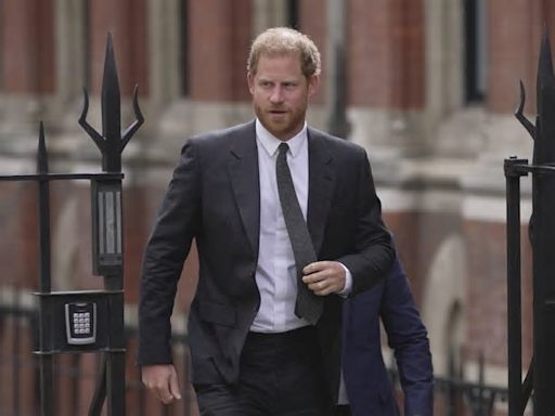 Harry torna a Londra e incontra Carlo. I dubbi sulla salute del re: "Brutto segno"