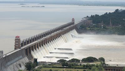 Tungabhadra dam gates washed away; Karnataka, Andhra face flood risk