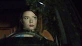 Aunque no tenga licencia para conducir, estos son los carros preferidos de Anya-Taylor Joy