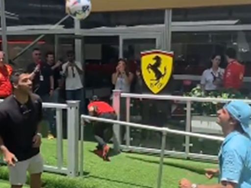 VIDEO: Luis Suárez juega futbol con Carlos Sainz en la previa del Gran Premio de Miami