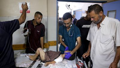 Ataques israelíes en centro de Gaza matan a 20 personas mientras mediadores buscan un cese el fuego