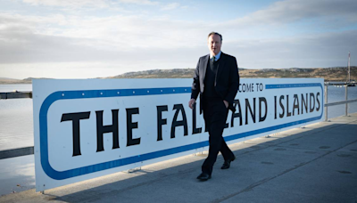 La Libertad Avanza evitó repudiar la visita y dichos del canciller británico Cameron en las Malvinas