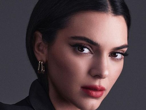 Kendall Jenner derrocha belleza en traje de baño animal print rojo